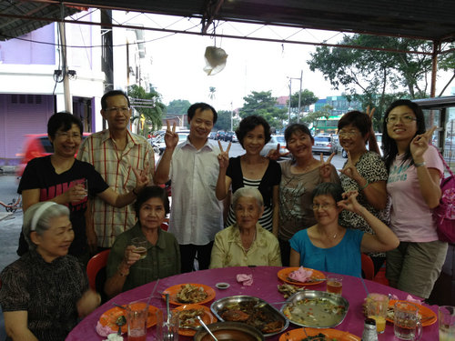 Malaysia zhineng qigong practitioners take a group picture with Dong Xinjian laoshi in 2012